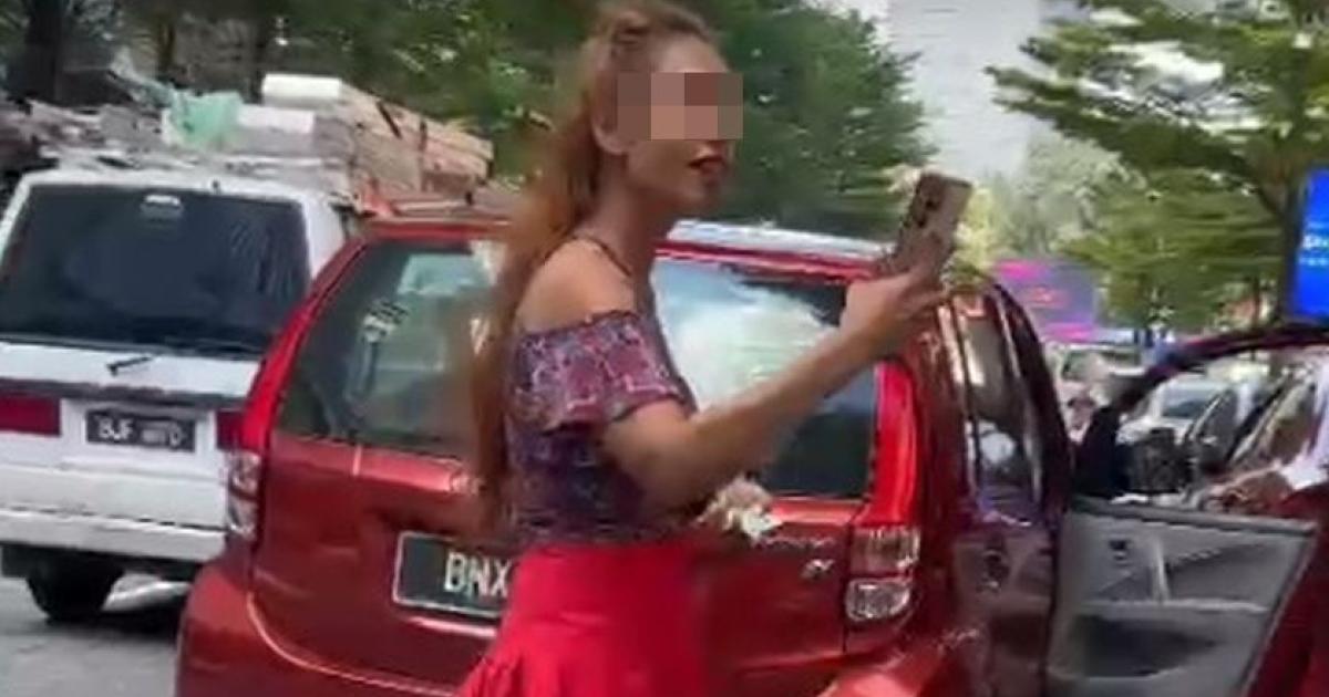 女网红不满接罚单爆粗 警方:驾车用手机没系安全带